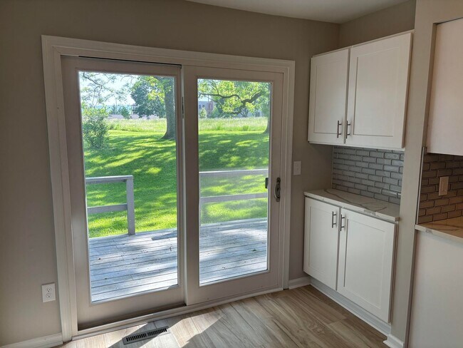 Building Photo - 3 Bedroom Townhome in Emmaus