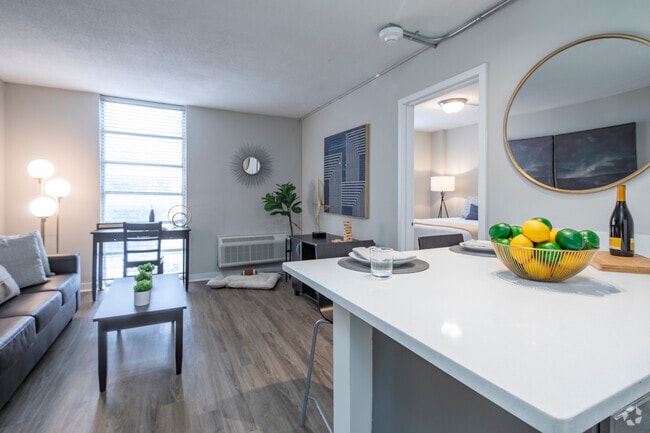 1BR, 1BA - 500SF - Sterling Towers Apartments