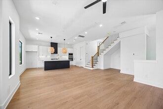 Building Photo - 1325 W 22nd St