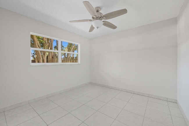 Building Photo - Non gated neighborhood in Naples