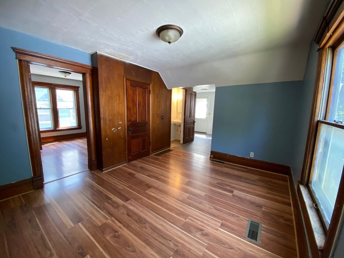 617 Forest St Unit 3, Kalamazoo, MI 49008 Room for Rent in Kalamazoo