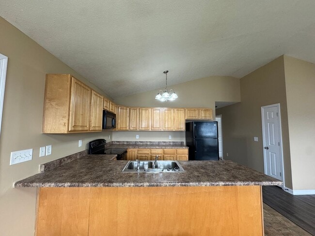 Building Photo - Spacious 3 bedroom, two bathroom home close to GM, Magna and Industrial Park