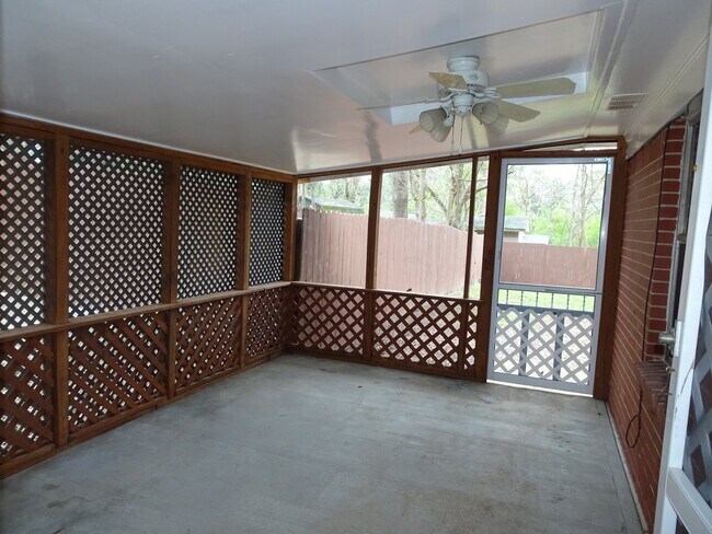 Building Photo - 283 Lake Dr