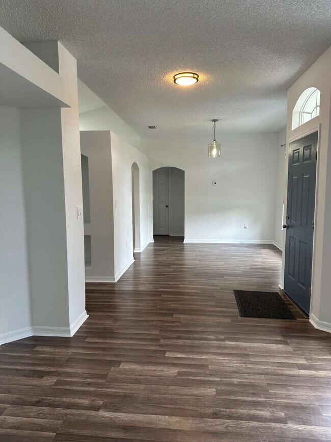 Building Photo - 3-Bedroom Home in Quiet Palm Bay