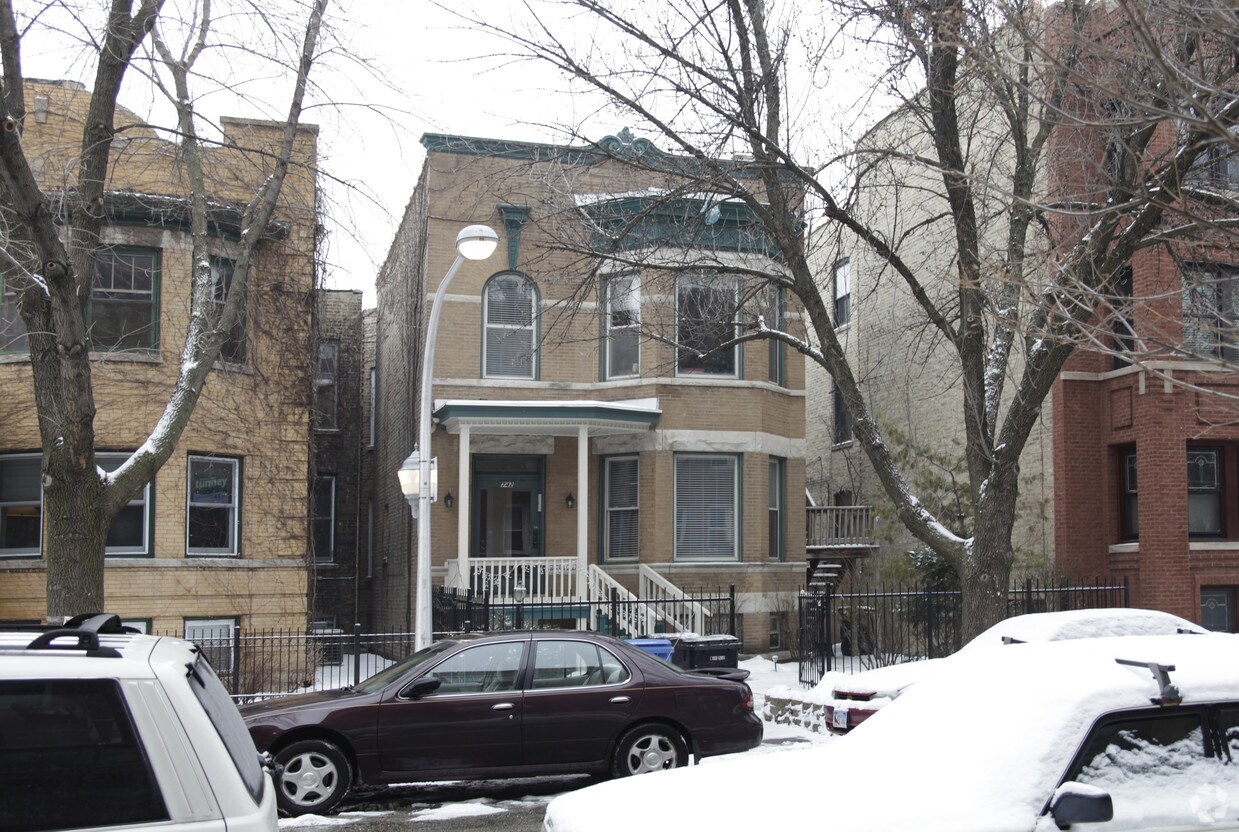 Primary Photo - 742 W Buckingham Pl