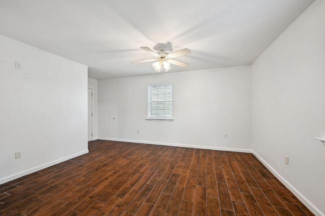 Building Photo - 713 Heavens Dr