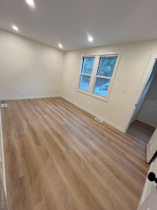 Foto del edificio - 12 Backman Ave