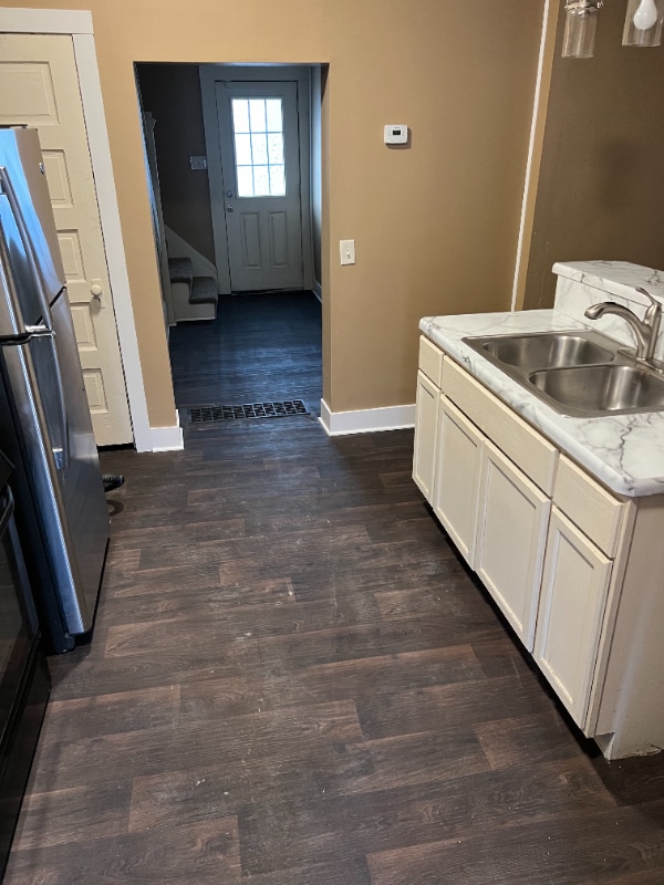 Primary Photo - 501 Rentschler St