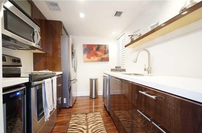 Kitchen - 900 Bay Dr