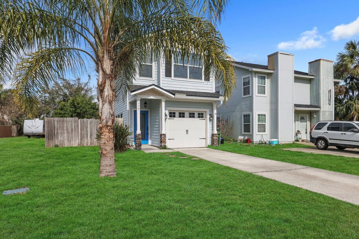 Primary Photo - Beach living at it's finest! This 3 bedroo...