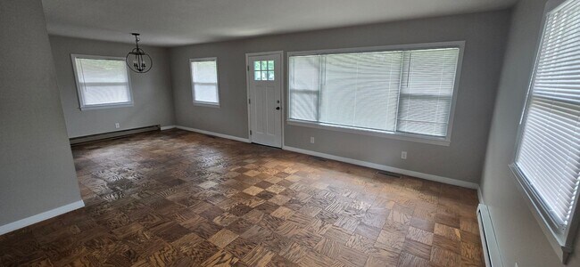 Foto del edificio - Charming 3-Bedroom 1-Bathroom Home