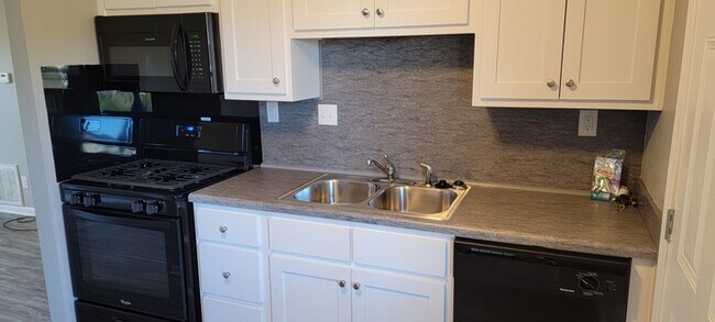 Building Photo - 2 Bd, 1 BA, Duplex