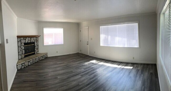 Building Photo - Newly updated 2 Bedroom pet-friendly home ...