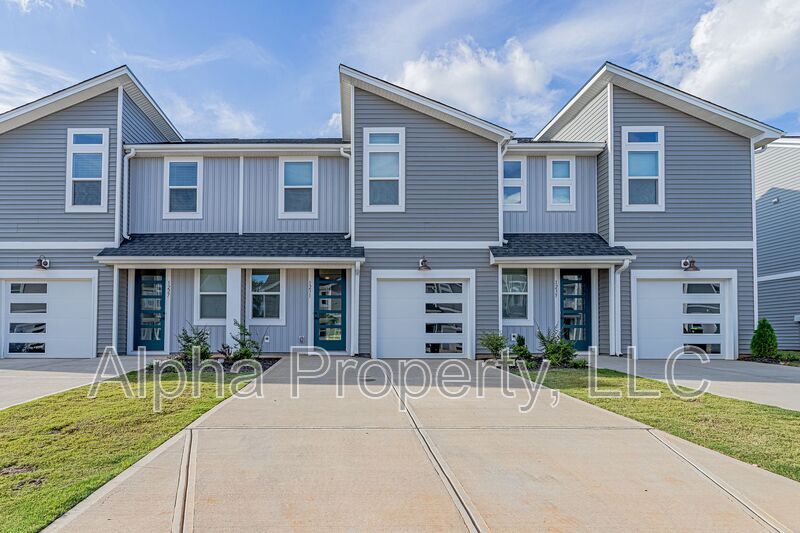 Primary Photo - 1231 Westgate Vlg Dr