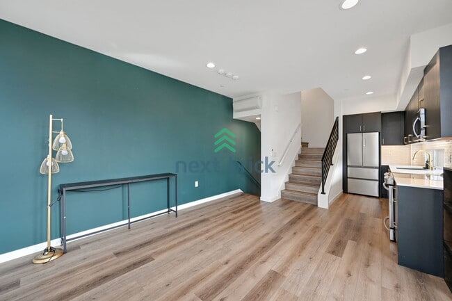 Building Photo - Beautiful 2 Bed 2.5 Bath Townhome for Rent