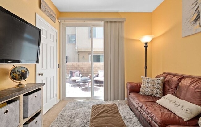 Foto del edificio - 4 Bed, 4 Bath Home with Solar, A/C, Washer/Dryer and 4 Parking Spaces *$1,000.00 Off One Month's ...