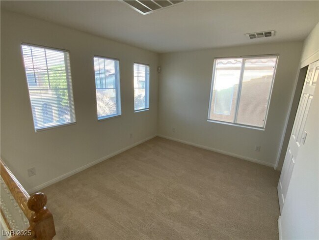 Foto del edificio - 8443 Lucero Ave