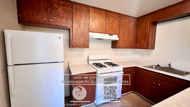 Foto del edificio - Spacious top floor 2 bedroom, w/ new carpet & windows, walking distance to Bart