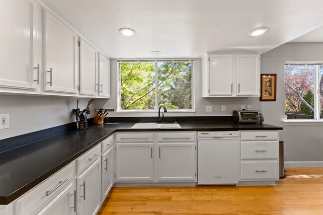 Foto del edificio - Fully Furnished Modern Home With Great Location