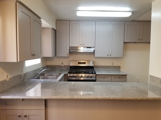 Building Photo - 724 New Hampshire S Ave