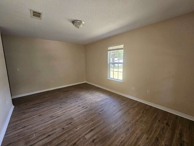 Building Photo - "Charming 3-Bed, 2-Bath Retreat Awaits!"  MOVE IN SPECIAL -- $250 off First Months Rent.