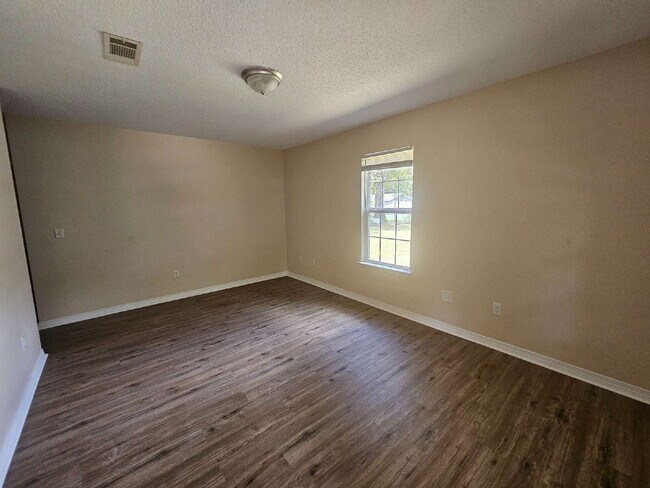 Foto del edificio - "Charming 3-Bed, 2-Bath Retreat Awaits!"  MOVE IN SPECIAL -- $250 off First Months Rent.