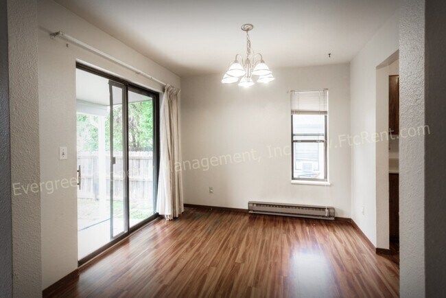 Foto del edificio - 904-906 Camelot Ct.