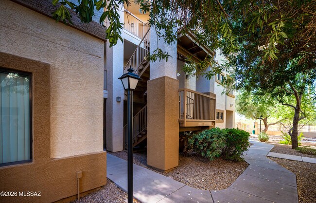 Building Photo - 2550 E River Rd