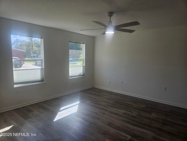 Foto del edificio - 840 W 10th St