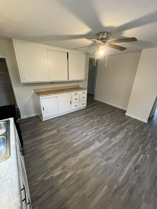 Building Photo - 602 E Maple St