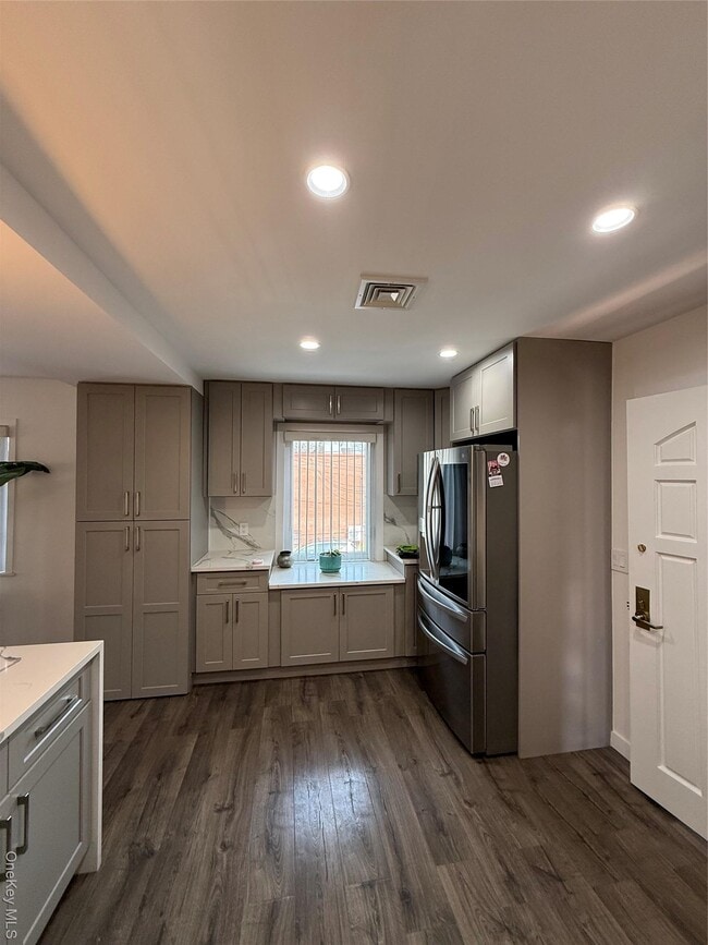 Foto del edificio - 1090 Pelham Pkwy S