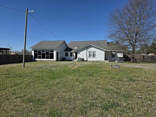 Foto del edificio - 40062 Hamilton Rd