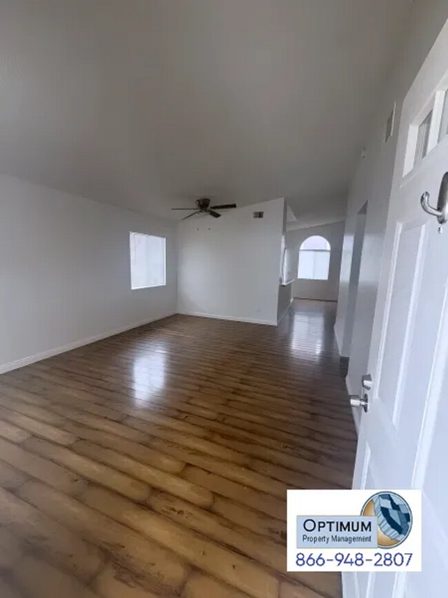 Foto del edificio - Spacious 4-Bedroom Home with Fireplace & Large Backyard