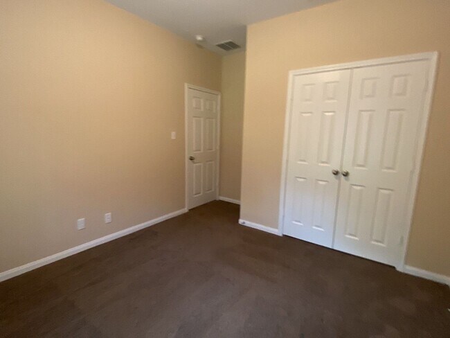 Foto del edificio - 618 Shady Lake Dr