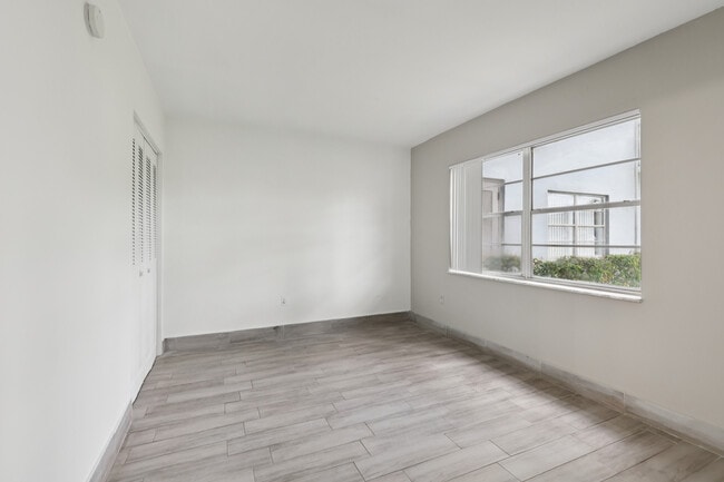 Building Photo - Luna At Hollywood