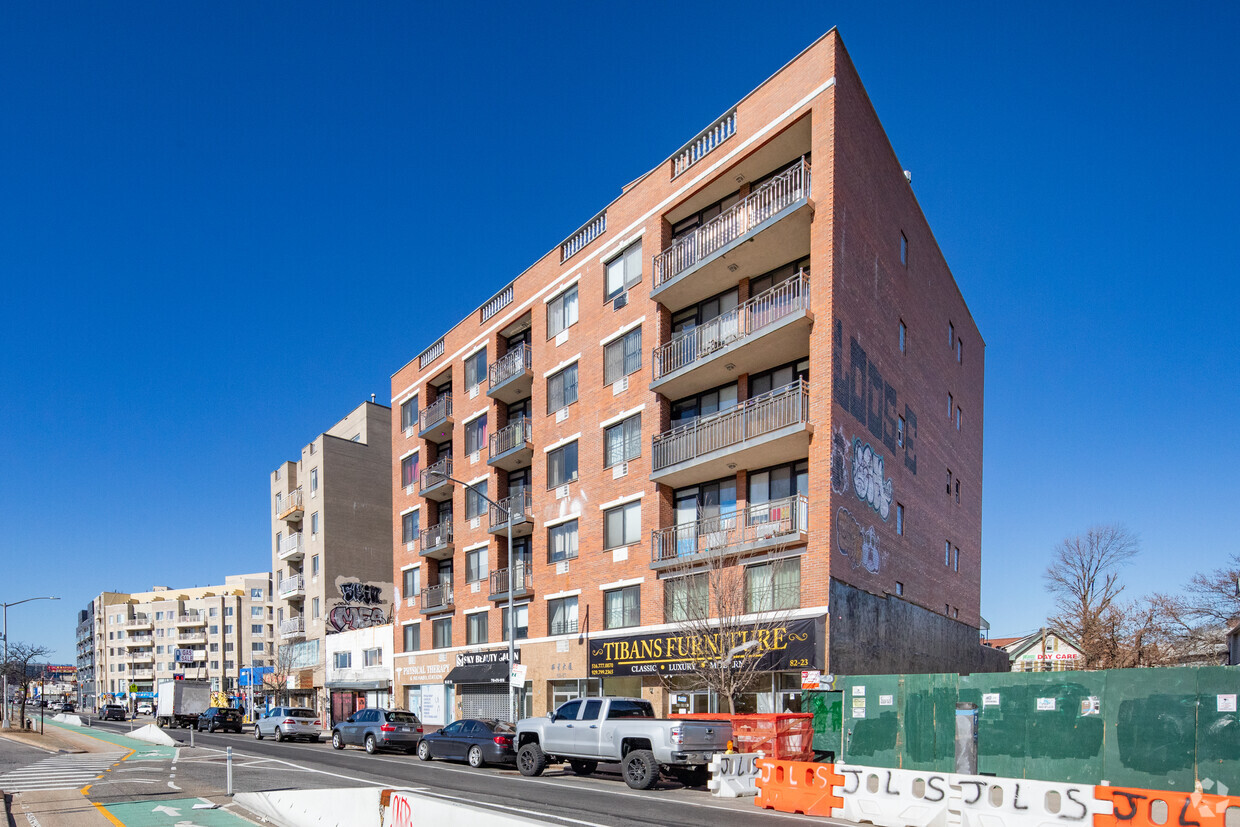 Foto principal - 82-25 Queens Blvd