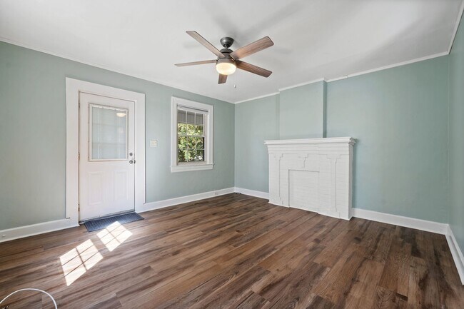 Building Photo - Charming 1 bed, 1 bath Unit Located in the...