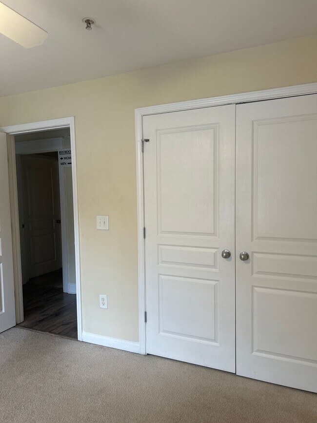 Foto del edificio - Two Bedrooms Available in this Three Bedroom Flat, Male Applicants!