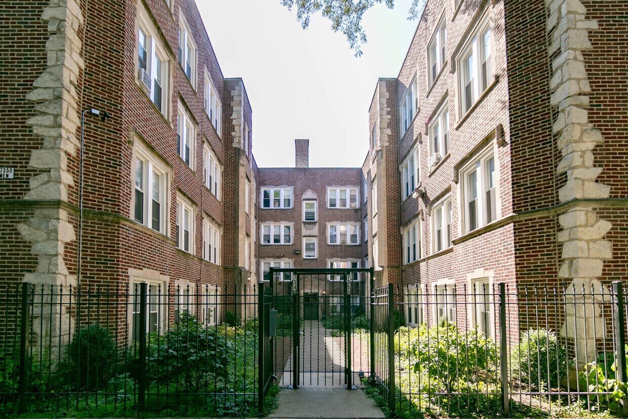 Foto principal - 7350 N Damen Ave