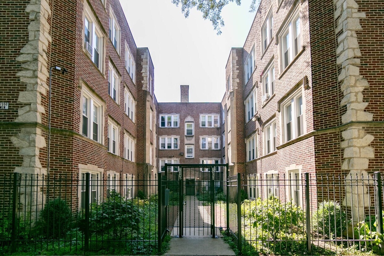 Primary Photo - 7350 N Damen Ave