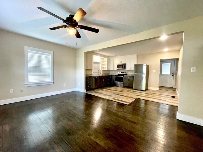 Foto del edificio - 2 bedroom remodel, with bonus room!