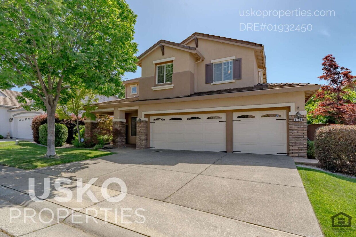 Foto principal - "Spacious 4-Bedroom Retreat with 2.5 Baths...