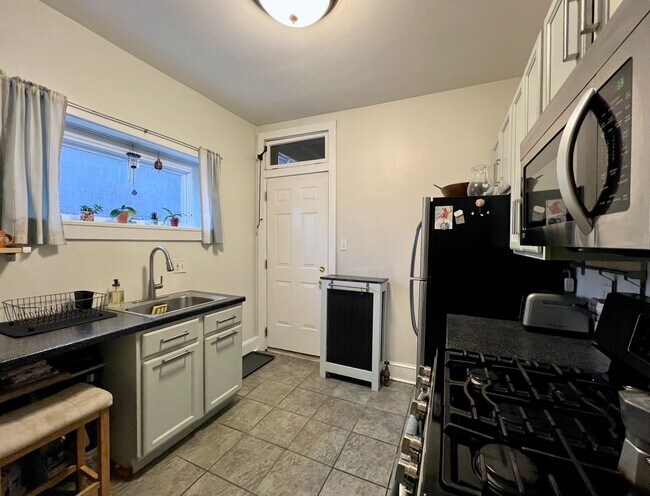 Building Photo - Charming 2 Bed, 1 Bath Oak Park Unit In Pr...
