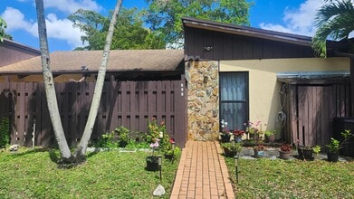 Building Photo - 532 Briarwood Cir