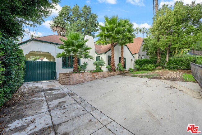 Building Photo - 8085 Selma Ave