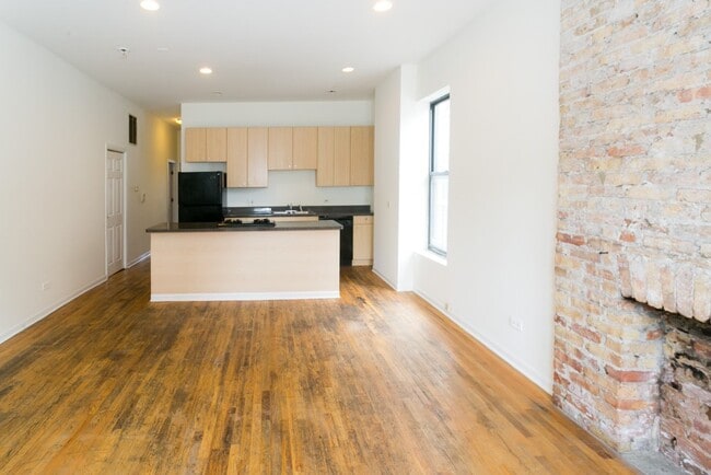 Building Photo - 2835 W Medill Ave