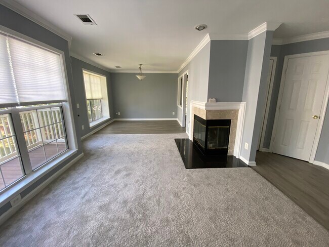 Foto del edificio - 8210 Catbird Cir