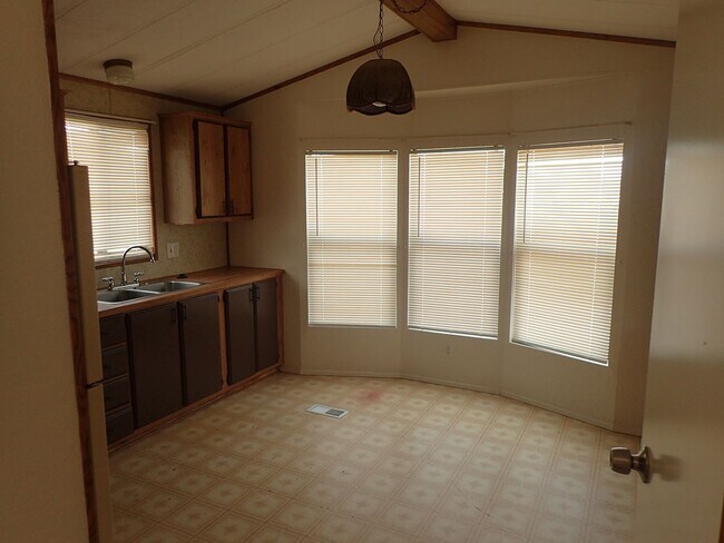 Foto del edificio - Cute Trailer with Spacious Backyard