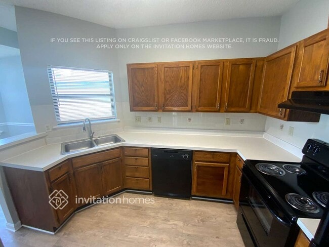 Building Photo - 1651 Ashwood Cir
