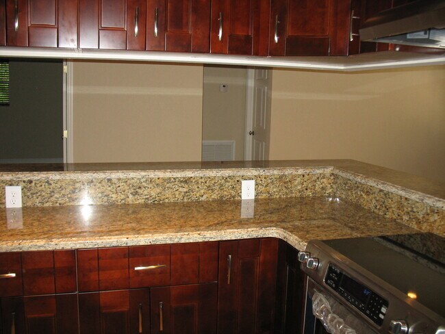 Foto del edificio - Country living in the city! 1.6 acres, Hor...